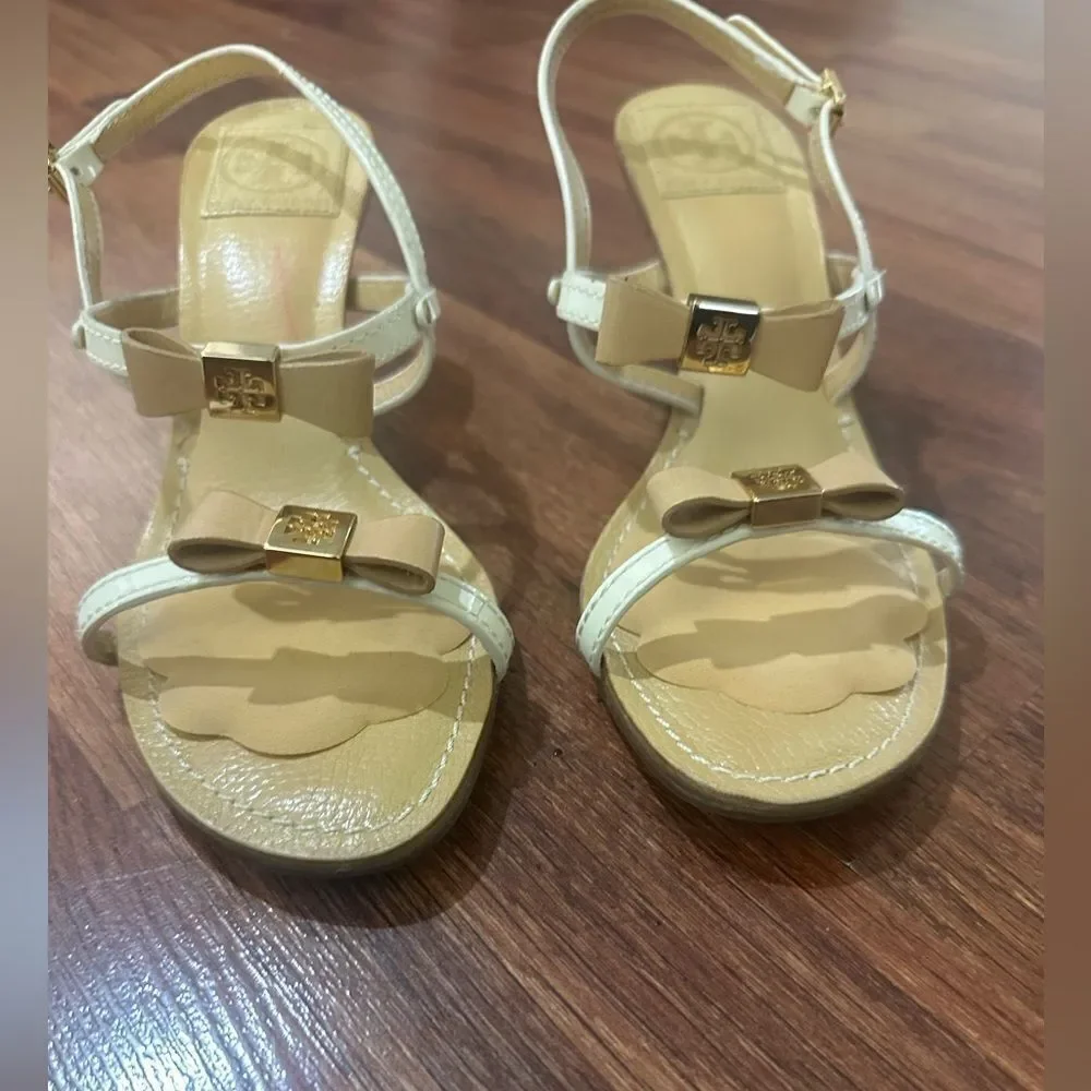 TORY BURCH Elegant Cream Sandals with Bow Accent